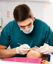 Dentist at work (© Nejron Photo - Fotolia.com)